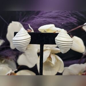 Vintage Avon Clip-on earrings Seaside white enamel shells, metal, surgical steel
